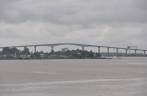 A grande ponte que cruza o rio Suriname, em Paramaribo, no Suriname